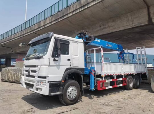 CAMIONS GRUE SINOTRUK AVEC XCMG