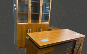Table de bureau plus armoire complet M6
