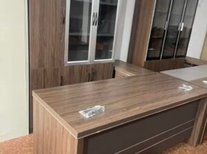 Table de bureau plus armoire complet M3