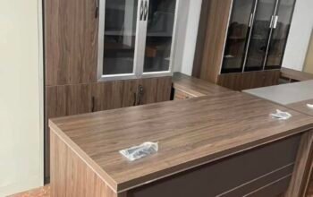 Table de bureau plus armoire complet M3